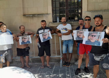 Ομοεθνείς και φίλοι του εκλιπόντος ζητούν δικαιοσύνη (φωτ.: ertnews.gr)