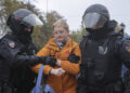 Ρώσοι αστυνομικοί συλλαμβάνουν γυναίκα που συμμετείχε σε διαδήλωση κατά του πολέμου και της επιστράτευσης (φωτ.: EPA / Maxim Shipenkov)