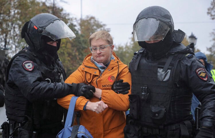Ρώσοι αστυνομικοί συλλαμβάνουν γυναίκα που συμμετείχε σε διαδήλωση κατά του πολέμου και της επιστράτευσης (φωτ.: EPA / Maxim Shipenkov)