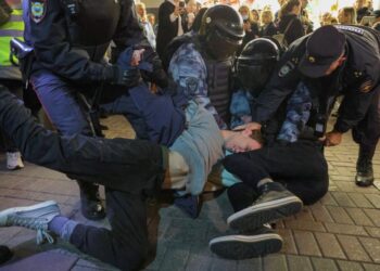 Ρώσοι αστυνομικοί συλλαμβάνουν διαδηλωτές που τάσσονται ενάντια στην επιστράτευση (φωτ.: AFP)