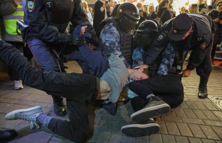 Ρώσοι αστυνομικοί συλλαμβάνουν διαδηλωτές που τάσσονται ενάντια στην επιστράτευση (φωτ.: AFP)