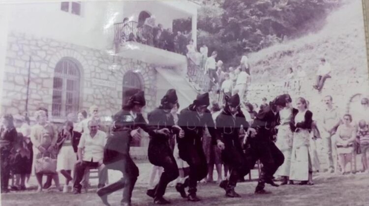 Πυρρίχιος στην Παναγία Σουμελά, μπροστά από το «Σπίτι των Σανταίων» (πηγή: Σύλλογος «Επτάκωμη Σάντα»)