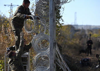 Βούλγαροι στρατιώτες επιδιορθώνουν το φράχτη στα σύνορα με την Τουρκία, κοντά στο χωριό Ματότσινα (φωτ.: EPA / Vassil Donev)