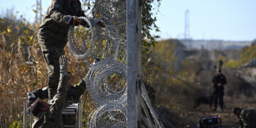 Βούλγαροι στρατιώτες επιδιορθώνουν το φράχτη στα σύνορα με την Τουρκία, κοντά στο χωριό Ματότσινα (φωτ.: EPA / Vassil Donev)