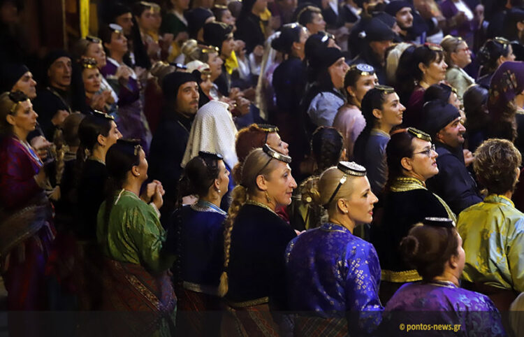 Στιγμιότυπο από το 15ο Φεστιβάλ Ποντιακών Χορών που έγινε στη Θεσσαλονίκη (φωτ.: Κώστας Παπαδόπουλος)