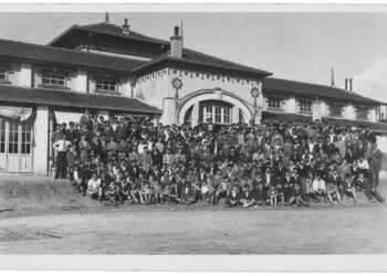 Μαθητές του Ανατόλια στις εγκαταστάσεις της Χαριλάου, τέλη του 1920 (πηγή φωτ.: Trustees of Anatolia College / Έφοροι του Κολλεγίου Ανατόλια)