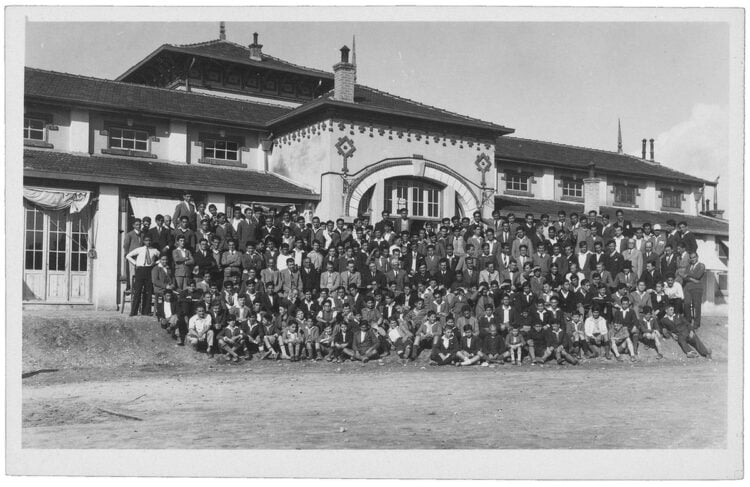Μαθητές του Ανατόλια στις εγκαταστάσεις της Χαριλάου, τέλη του 1920 (πηγή φωτ.: Trustees of Anatolia College / Έφοροι του Κολλεγίου Ανατόλια)