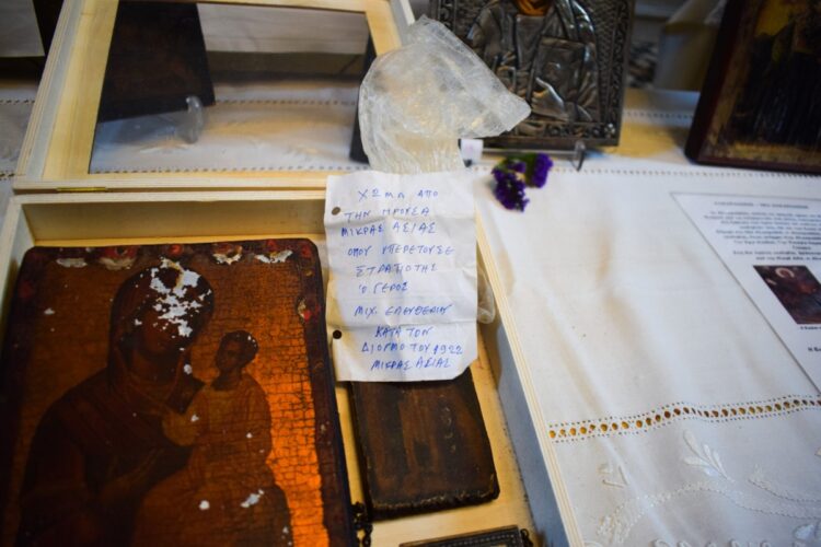 Μικρό εικονοστάσι που περιέχει μια εικόνα της Παναγίας, ένα σακουλάκι με χώμα κι ένα σημείωμα.(Φωτ.: 100objects.eie.gr)