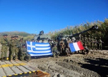 Στελέχη των Ελληνικών και Γαλλικών Ενόπλων Δυνάμεων φωτογραφίζονται μετά την ολοκλήρωση της διακλαδικής άσκησης Ελλάδος-Γαλλίας «Αργώ-22» (Φωτ.: geetha.mil.gr)