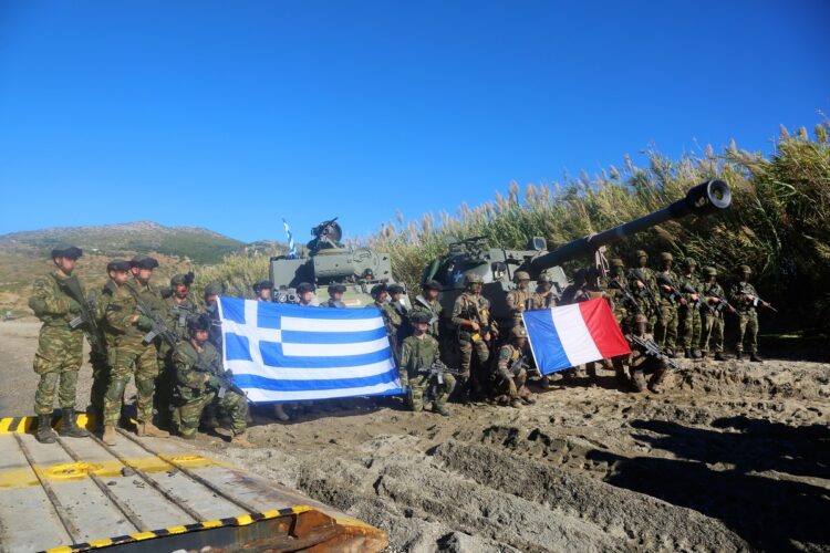 Στελέχη των Ελληνικών και Γαλλικών Ενόπλων Δυνάμεων φωτογραφίζονται μετά την ολοκλήρωση της διακλαδικής άσκησης Ελλάδος-Γαλλίας «Αργώ-22» (Φωτ.: geetha.mil.gr)