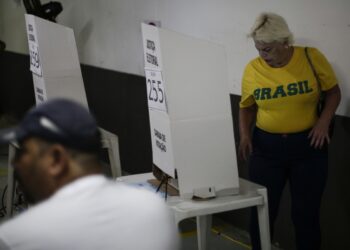 Δεύτερος γύρος των προεδρικών εκλογών στη Βραζιλία – Εκλογικό κέντρο στο Ρίο ντε Τζανέιρο (Φωτ.: EPA/Antonio Lacerda)