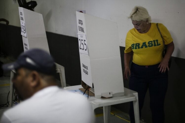 Δεύτερος γύρος των προεδρικών εκλογών στη Βραζιλία – Εκλογικό κέντρο στο Ρίο ντε Τζανέιρο (Φωτ.: EPA/Antonio Lacerda)