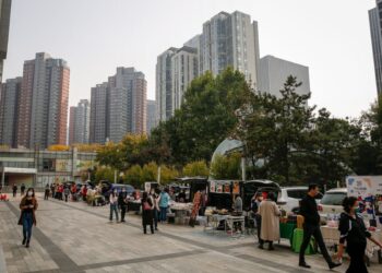 Κόσμος περπατά σε υπαίθρια αγορά στο Πεκίνο (Φωτ.: EPA/Mark R. Cristino)