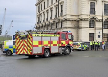 Πυροσβέστες και αστυνομικοί έξω από το κέντρο για μετανάστες στο Ντόβερ της Αγγλίας όπου σημειώθηκε επίθεση με μολότοφ από άνδρα ο οποίος στη συνέχεια αυτοκτόνησε (Φωτ.: EPA/Stuart Brock)