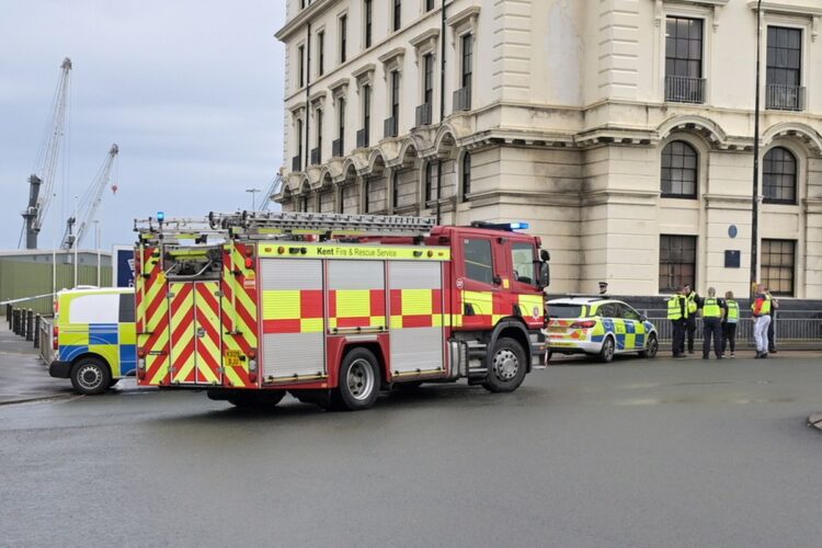 Πυροσβέστες και αστυνομικοί έξω από το κέντρο για μετανάστες στο Ντόβερ της Αγγλίας όπου σημειώθηκε επίθεση με μολότοφ από άνδρα ο οποίος στη συνέχεια αυτοκτόνησε (Φωτ.: EPA/Stuart Brock)
