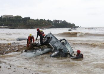 Διασώστες και δύτες επιχειρούν σε σημείο που αυτοκίνητα έχουν παρασυρθεί στη θάλασσα από τα ορμητικά νερά, ύστερα από σφοδρή βροχόπτωση στην περιοχή της Αγίας Πελαγίας στο Ηράκλειο Κρήτης, το Σάββατο 15 Οκτωβρίου 2022. (Φωτ.: ΑΠΕ-ΜΠΕ/Νίκος Χαλκιαδάκης)