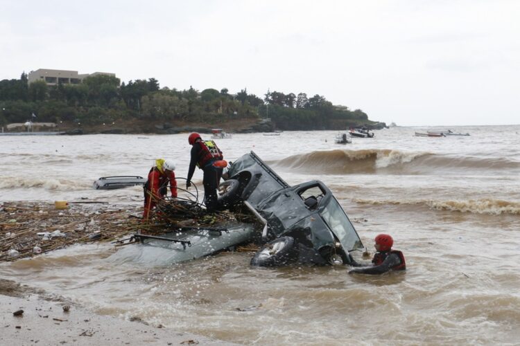 Διασώστες και δύτες επιχειρούν σε σημείο που αυτοκίνητα έχουν παρασυρθεί στη θάλασσα από τα ορμητικά νερά, ύστερα από σφοδρή βροχόπτωση στην περιοχή της Αγίας Πελαγίας στο Ηράκλειο Κρήτης, το Σάββατο 15 Οκτωβρίου 2022. (Φωτ.: ΑΠΕ-ΜΠΕ/Νίκος Χαλκιαδάκης)