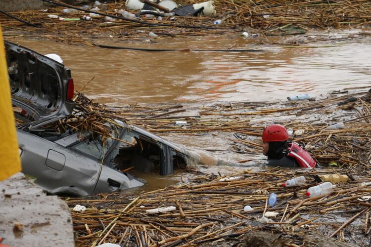 Δύτης επιχειρεί σε σημείο που αυτοκίνητα και υλικά έχουν παρασυρθεί από τα ορμητικά νερά, ύστερα από σφοδρή βροχόπτωση στην περιοχή της Αγίας Πελαγίας στο Ηράκλειο Κρήτης, το Σάββατο 15 Οκτωβρίου 2022. (Φωτ.: ΑΠΕ-ΜΠΕ/Νίκος Χαλκιαδάκης)