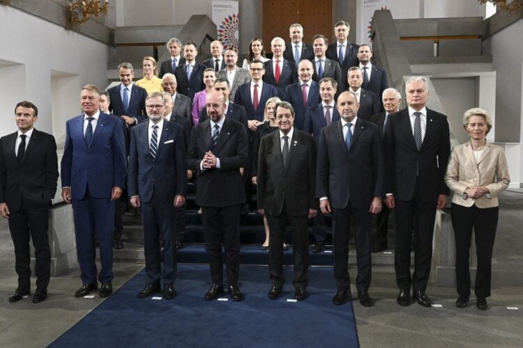 Οι ηγέτες της Ευρωπαϊκής Ένωσης στην άτυπη σύνοδο στην Πράγα (Φωτ.: EPA/Filip Singer)