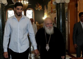 Ο αρχιεπίσκοπος Ιερωνύμος περπατά πιασμένος από το χέρι του Τούρκου μπασκετμπολίστα του NBA Ενές Καντέρ ο οποίος τον επισκέφθηκε στην Αρχιεπισκοπή Αθηνών