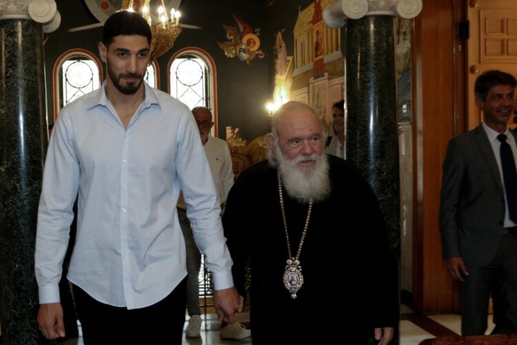 Ο αρχιεπίσκοπος Ιερωνύμος περπατά πιασμένος από το χέρι του Τούρκου μπασκετμπολίστα του NBA Ενές Καντέρ ο οποίος τον επισκέφθηκε στην Αρχιεπισκοπή Αθηνών