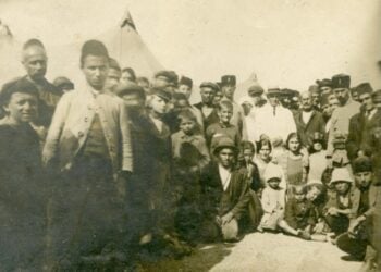 Πόντιοι πρόσφυγες στον καταυλισμό του Αγίου Στεφάνου, στην Κωνσταντινούπολη, το 1923 (πηγή: Αρχείο ΕΠΜ 3.1.16)