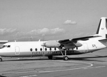 Ένα από τα αεροσκάφη Fairchild Hiller FH-227B που χρησιμοποιήθηκαν στην παραγωγή της ταινίας «Alive» του 1993. Το έβαψαν για να μοιάζει με το αεροσκάφος που ενεπλάκη στη συντριβή του 1972 της πτήσης 571 της Πολεμικής Αεροπορίας της Ουρουγουάης (φωτ. αρχείου: en.wikipedia.org/wiki/Uruguayan_Air_Force_Flight_571)