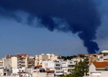 Οι καπνοί από την φωτιά στην αποθήκη στο 9ο χιλιόμετρο Θεσσαλονίκης - Καβάλας όπως φαίνονται από τα Μετέωρα Θεσσαλονίκης (Φωτ.: Αγγελική Χατζηζήση)
