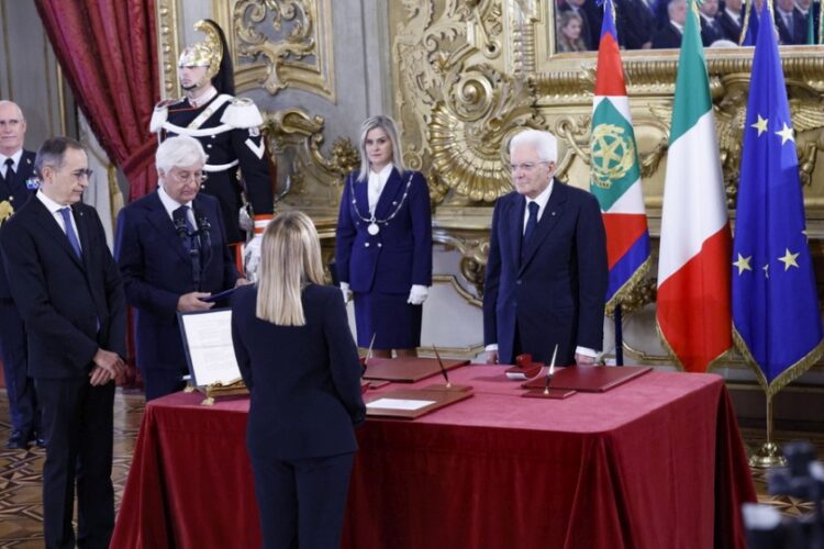 Ο Ιταλός πρόεδρος Σέρτζιο Ματαρέλα ορκίζει τη νέα πρωθυπουργό της Ιταλίας Τζόρτζια Μελόνι (φωτ.: EPA/FABIO FRUSTACI)