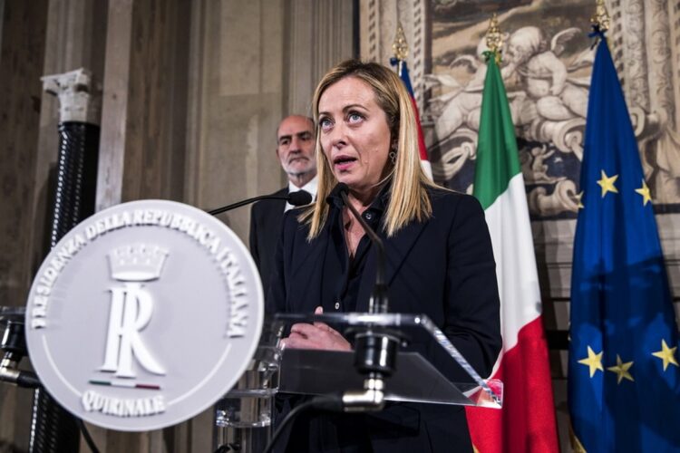 Η Τζόρτζια Μελόνι κάνει δηλώσεις αφού έλαβε εντολή σχηματισμού νέας κυβέρνησης από τον Ιταλό πρόεδρο της Δημοκρατίας Σέρτζιο Ματαρέλα (Φωτ.: EPA/Angelo Carconi)