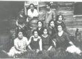 Γυναίκες πρόσφυγες μπροστά από ξύλινο θάλαμο της Καλαμαριάς (πηγή: Ιστορικό Αρχείο Προσφυγικού Ελληνισμού Δήμου Καλαμαριάς/ Ιδιωτική Συλλογή της Λευκής Ανδρεάδου)