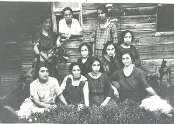 Γυναίκες πρόσφυγες μπροστά από ξύλινο θάλαμο της Καλαμαριάς (πηγή: Ιστορικό Αρχείο Προσφυγικού Ελληνισμού Δήμου Καλαμαριάς/ Ιδιωτική Συλλογή της Λευκής Ανδρεάδου)