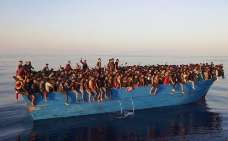 Πλοιάριο με μετανάστες στη θαλάσσια περιοχή έξω από την Λαμπεντούζα στην Ιταλία (Φωτ.: EPA/Concetta Rizzo)
