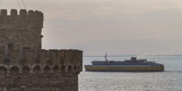 Το πλοίο “Smyrna di Levante» όπως διακρίνεται στο Θερμαϊκό από το ύψος του Λευκού Πύργου κατά την αναχώρησή του για το πρώτο πιλοτικό δρομολόγιο Θεσσαλονίκη-Σμύρνη (Φωτ.: MotionTeam/Βασίλης Βερβερίδης)