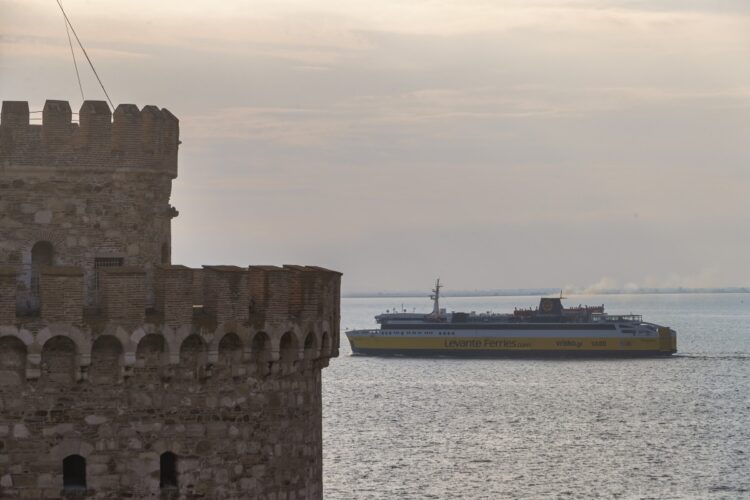 Το πλοίο “Smyrna di Levante» όπως διακρίνεται στο Θερμαϊκό από το ύψος του Λευκού Πύργου κατά την αναχώρησή του για το πρώτο πιλοτικό δρομολόγιο Θεσσαλονίκη-Σμύρνη (Φωτ.: MotionTeam/Βασίλης Βερβερίδης)