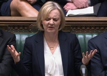 Η Λιζ Τρας αντιδρά κατά τη διάρκεια της συνεδρίασης του Βρετανικού Κοινοβουλίου(Φωτ.: UK Parliamentary Recording Unit)