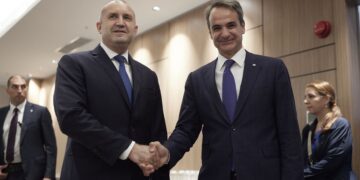 Ο πρωθυπουργός Κυριάκος Μητσοτάκης ανταλλάσσει χειραψία με τον πρόεδρο Δημοκρατίας της Βουλγαρίας Rumen Radev (Α), κατά τη διάρκεια της συνάντησής τους στη Σόφια, το Σάββατο 01 Οκτωβρίου 2022. (Φωτ.: ΑΠΕ-ΜΠΕ/Γραφείο Τύπου πρωθυπουργού/Δημήτρης Παπαμήτσος)
