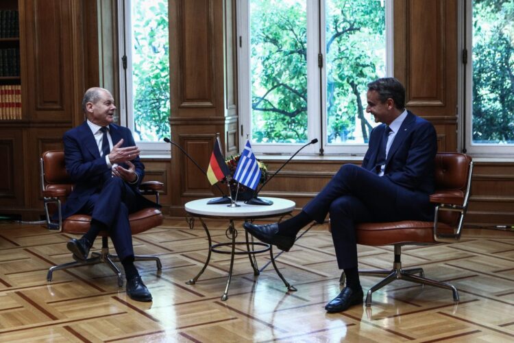 Συνάντηση του πρωθυπουργού Κυριάκου Μητσοτάκη με τον καγκελάριο της Ομοσπονδιακής Δημοκρατίας της Γερμανίας Όλαφ Σόλτς στο Μέγαρο Μαξίμου, Πέμπτη 27 Οκτωβρίου 2022. (Φωτ.: Eurokinissi/Σωτήρης Δημητρόπουλος)