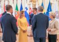 «Πηγαδάκι» του πρωθυπουργού, της προέδρου της Κομισιόν και άλλων αξιωματούχων στο περιθώριο της άτυπης συνόδου των «27» στην Πράγα (Πηγή φωτ. Ευρωπαϊκή Ένωση)