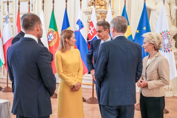 «Πηγαδάκι» του πρωθυπουργού, της προέδρου της Κομισιόν και άλλων αξιωματούχων στο περιθώριο της άτυπης συνόδου των «27» στην Πράγα (Πηγή φωτ. Ευρωπαϊκή Ένωση)