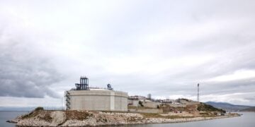 Εικόνα από τις εγκαταστάσεις του τερματικού σταθμού Υγροποιημένου Φυσικού Αερίου στο νησί της Ρεβυθούσας(φωτ. αρχείου: Δημήτρης Παπαμήτσος/Γρ. Τύπου Πρωθυπουργού/EUROKINISSI)
