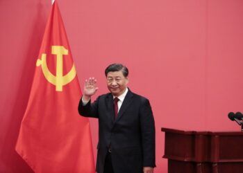 Ο Κινέζος πρόεδρος Σι Τζινπίνγκ χαιρετάει, κατά τη διάρκεια της συνέντευξης Τύπου για την παρουσίαση του νέου Πολιτικού Γραφείου του Κομμουνιστικού Κόμματος Κίνας, για τα επόμενα πέντε χρόνια(φωτ.: EPA/WU HAO)