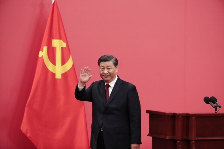 Ο Κινέζος πρόεδρος Σι Τζινπίνγκ χαιρετάει, κατά τη διάρκεια της συνέντευξης Τύπου για την παρουσίαση του νέου Πολιτικού Γραφείου του Κομμουνιστικού Κόμματος Κίνας, για τα επόμενα πέντε χρόνια
(φωτ.: EPA/WU HAO)