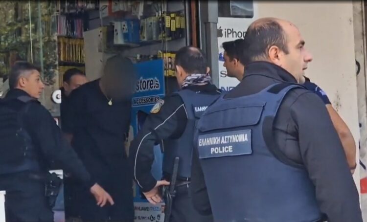 Η στιγμή της σύλληψης των επίδοξων ληστών καταστήματος κινητής τηλεφωνίας στο Βαρδάρη (Φωτ.: alphatv.gr/news)