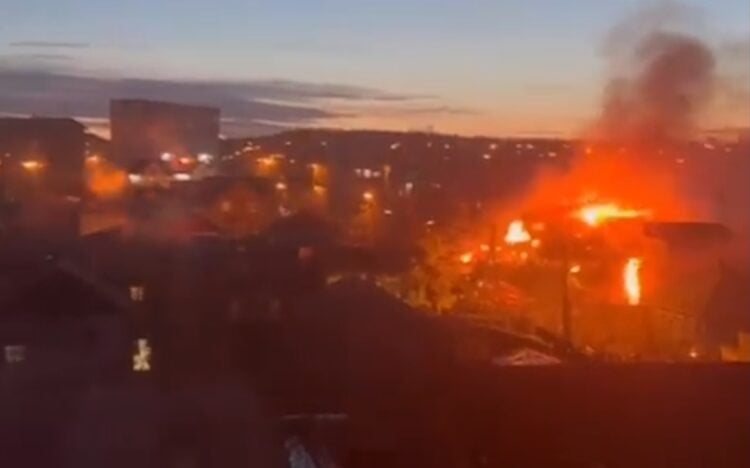 Φωτιά μετά τη συντριβή ρωσικού στρατιωτικού αεροσκάφους σε σπίτι της πόλης Ιρκούτσκ της Σιβηρίας (Φωτ: twitter.com/TpyxaNews)