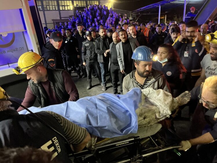 Διασώστες μεταφέρουν εργάτη ο οποίος τραυματίστηκε στην έκρηξη που σημειώθηκε σε ανθρακωρυχείο της βορειοδυτικής Τουρκίας (Φωτ.: EPA/Depo Photos