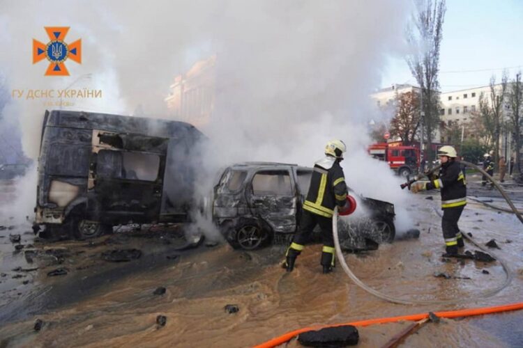 Διασώστες των Υπηρεσιών Έκτακτης Ανάγκης στο Κίεβο της Ουκρανίας, ενώ επιχειρούν μετά τις πρωινές εκρήξεις σε διάφορες πόλεις της ουκρανικής επικράτειας (φωτ.: 
EPA/STATE EMERGENCY SERVICE OF UKRAINE)