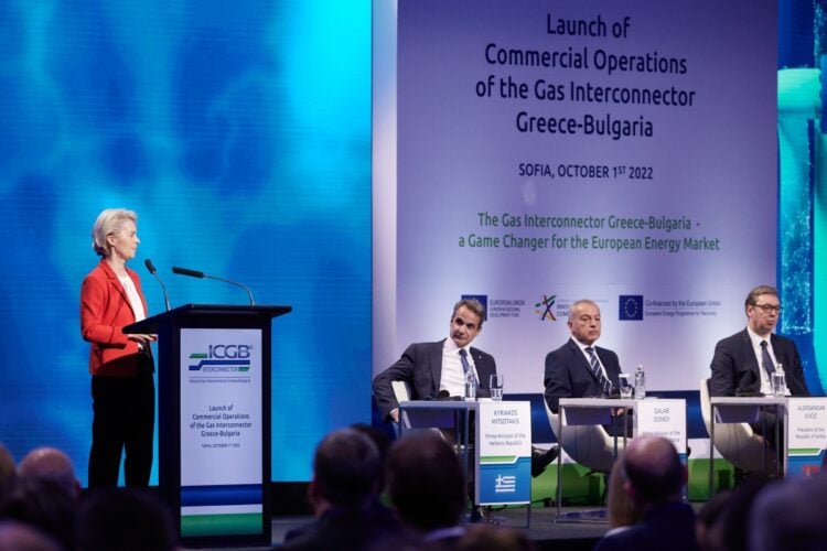 Η πρόεδρος της Ευρωπαϊκής Επιτροπής Ούρσουλα φον ντερ Λάιεν, μιλά στην τελετή έναρξης της εμπορικής χρήσης του διασυνδετήριου αγωγού φυσικού αερίου Ελλάδας-Βουλγαρίας (IGB) στη Σόφια. Σάββατο 1 Οκτωβρίου 2022. (Φωτ.: Γραφείο Τύπου πρωθυπουργού/Δημήτρης Παπαμήτσος/Eurokinissi)