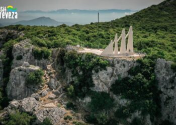 Το μνημειακό σύμπλεγμα στην κορυφή του όρους Ζάλογγο στέκει αγέρωχο και μεταφέρει σε όλο τον κόσμο ένα παγκόσμιο μήνυμα θυσίας και ελευθερίας (φωτ.: visitpreveza.gr)