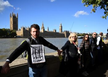 Υποστηρικτές του ιδρυτή των Wikileaks Τζούλιαν Ασάνζ σχηματίζουν ανθρώπινη αλυσίδα γύρω από το βρετανικό Κοινοβούλιο, στο Λονδίνο (φωτ.: EPA/ANDY RAIN)